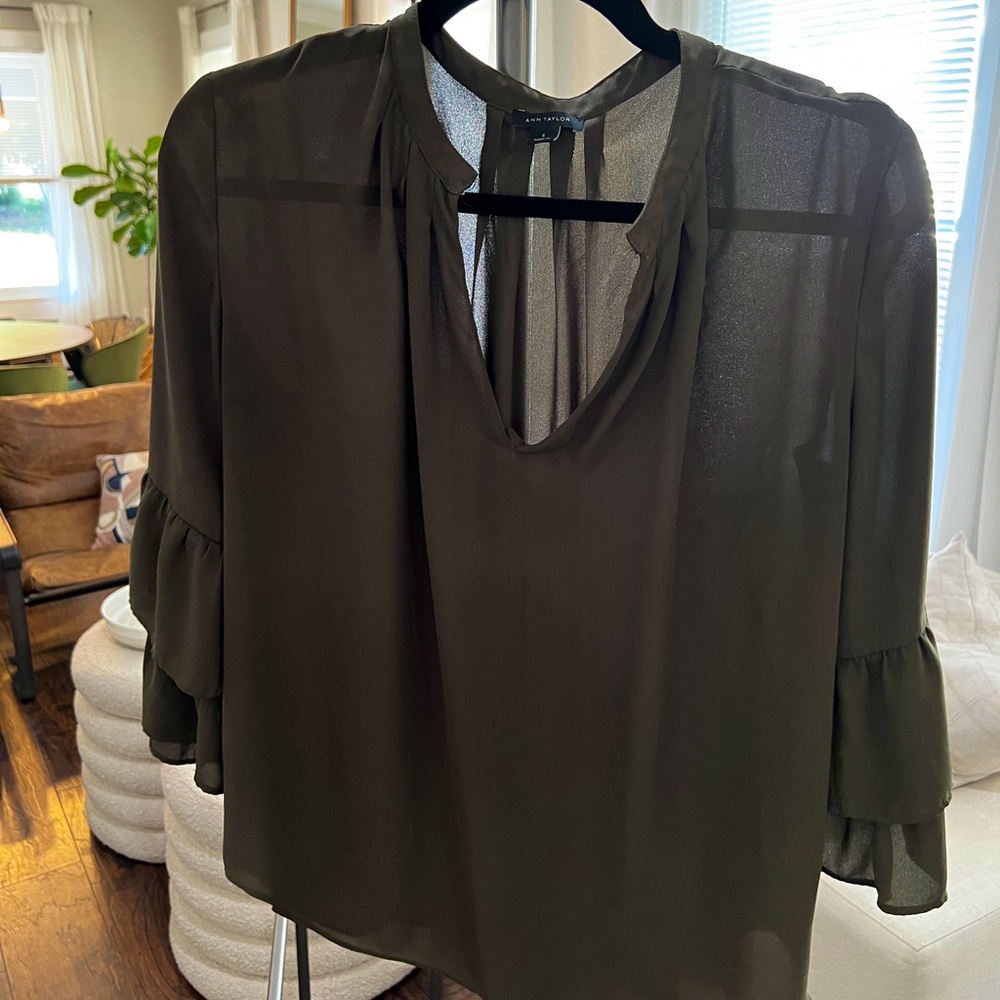 Ann Taylor ruffle sleeve keyhole house Forrest green